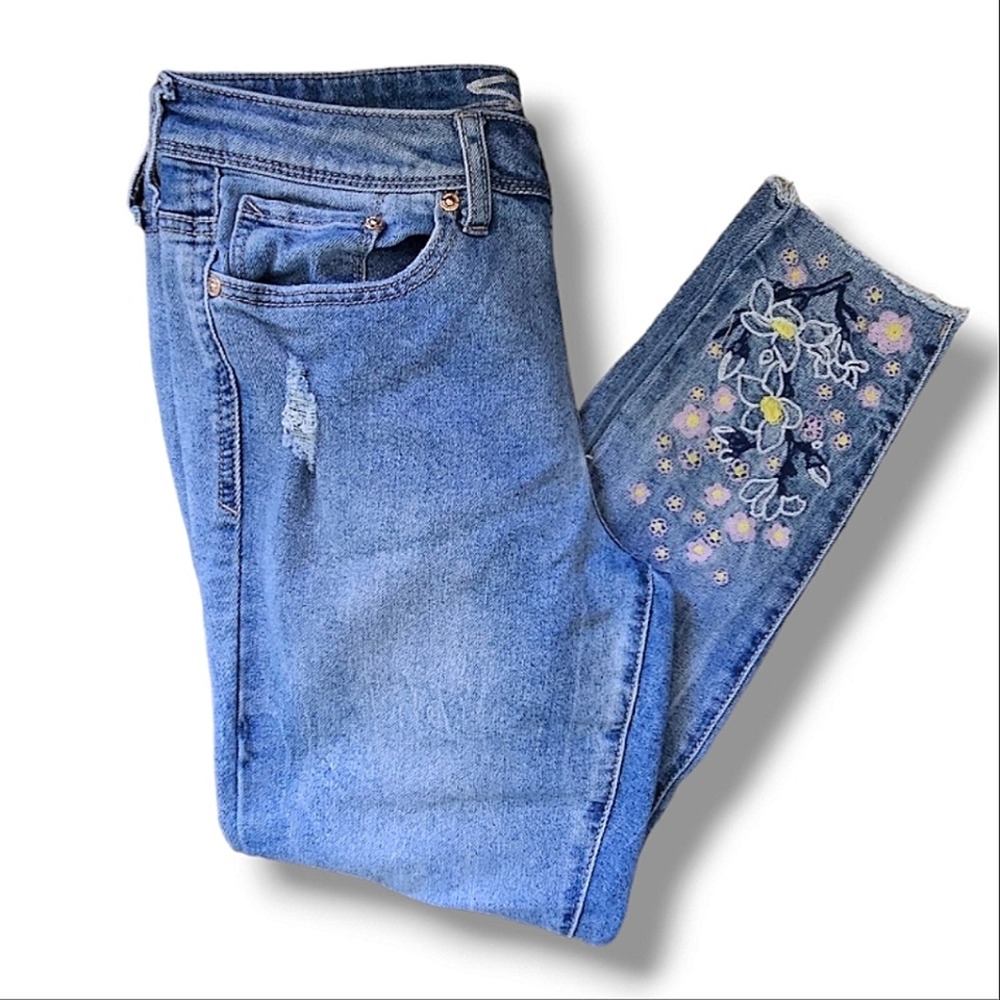 Seven Medium Wash High-Waisted Floral Embroidered Raw Hem Cropped Skinny Jeans